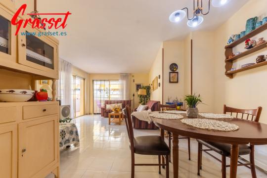 El teu refugi mediterrani t’espera a La Pineda Platja.  2 dormitoris dobles, piscina i posibilitat de pk